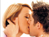 Yargıtay: İş yerinde öpüşmek  serbest ama kimse görmeden