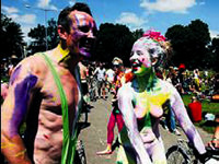 Petrole karşı soyundular