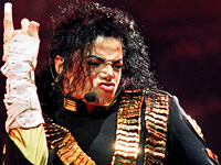 Keldi peruk takıyordu