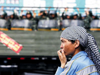 Çin polisinden gövde gösterisi!