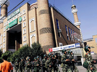 Camiden çıkana dayak!