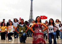 Kolbastıcılar  Eyfel'i bastı