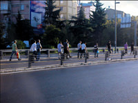 Metrobüs yaya bıraktı!