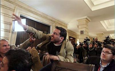 Bush'a ayakkabı fırlattı meşhur oldu