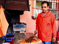 4'üncü koğuşa bir Adana kebap çek!