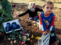 Annelerin  eli  yerine mezar  taşına  öpücük!