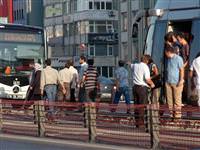 Kalabalık metrobüs can aldı