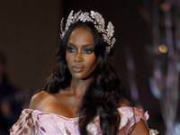 Naomi Campbell geliyor