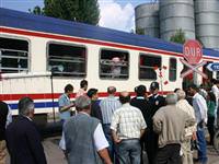 Yolcu treni kamyonetle çarpıştı