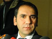 Muhsin Ertuğral imzalıyor
