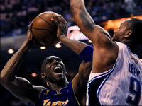 Basketbol müptelası  oğlunu şikayet etti