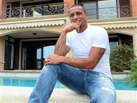 Carlos bir şöyle bir böyle