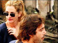 Roberts ve Bardem Hindu'ları inceliyor