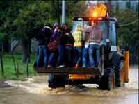 Başkanı bile iş makinesi kurtardı