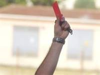 Kırmızıyı gördü hakeme kafa attı