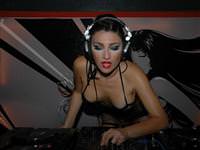 Üstsüz DJ’i böyle dinlediler