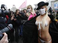 Seksi kızlar neyi protesto ediyor?