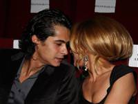 Birbirlerinin sevgililerini öpüyorlar