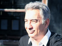 Kollarında adeta servet taşıyorlar
