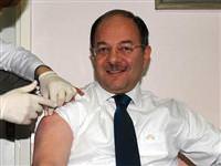 Bakan'ın oğlu ve kızı domuz gribi