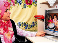 Çocuklarının  fotoğraflarıyla avunuyor
