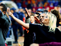 Her işte o kadının parmağı var