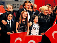 Çocukların yüzünü güldürdü