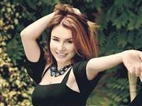 Gögüslerini toparlattı ve yağ aldırdı