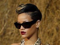 Rihanna pantolon giymeyi unutmuş!
