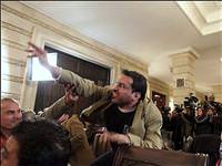 El Zeydi'ye de ayakkabı fırlatıldı!