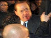 Berlusconi'ye saldırdılar!
