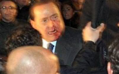 Berlusconi’ye saldırdılar!