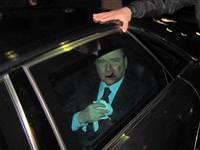 Genç kızlar onun peşinde