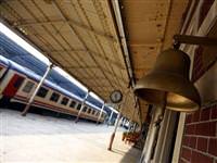 Traktörü ile trenin altında kaldı