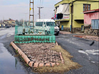 Ortada türbe var yandan geç