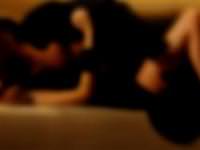 Sokak ortasında porno film gösterisi