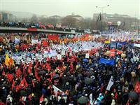 TEKEL işçileri Türk-İş'i işgal etti