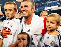 Çocuklarını sünnet ettirdi