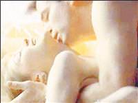 Önce annesiyle sonra arkadaşıyla aldattı