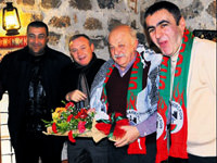 Maç öncesi başkan halayı