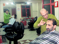 Berberler kaçak çalışıyor