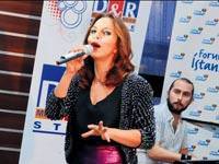 Sertab imza gününde izdiham yarattı!