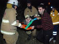 İzmir'de otomobil uçuruma yuvarlandı