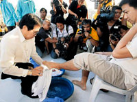 Ayak yıkayan başkan adayı