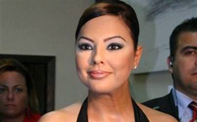 Ebru Gündeş dünya evine girdi