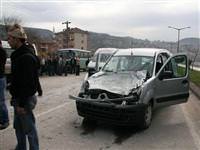 Minibüs kamyonete çarptı!