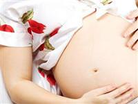 Araçta doğum yapmak zorunda kaldı