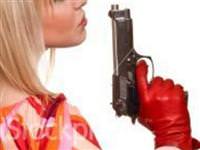 Erkek arkadaşını kalçasından vurdu