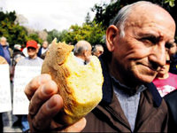 'Komşu'da emekli maaşı donduruldu