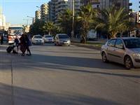 İki kişiyi demir çubukla dövdü